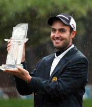 エドアルド・モリナリは優勝トロフィーを手に笑顔（撮影・築山幸雄）